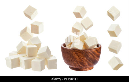 Cubes de feta grecque. Dés de fromage doux isolé sur fond blanc avec clipping path Banque D'Images