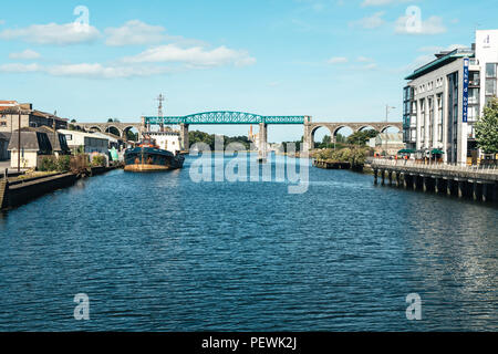 Drogheda, Irlande - 16 juillet 2017 : une vue sur le Viaduc Boyne - un pont ferroviaire sur la rivière Boyne. Banque D'Images