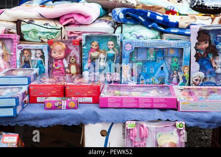 Les jouets en plastique à un stand de marché, l'Allemagne, de l'Europe Banque D'Images