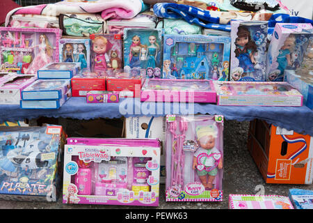 Les jouets en plastique à un stand de marché, l'Allemagne, de l'Europe Banque D'Images