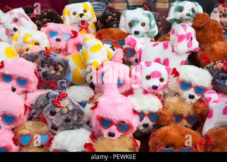 Les jouets en plastique à un stand de marché, l'Allemagne, de l'Europe Banque D'Images