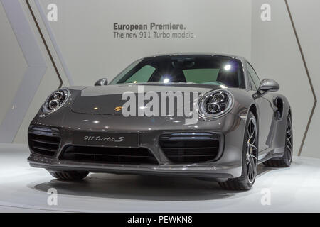 Bruxelles - 12 jan 2016 : Porsche 911 Turbo S Voiture de sport en vedette à l'Automobile de Bruxelles. Banque D'Images