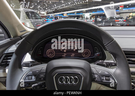 Bruxelles - Jan 12, 2016 : avis de l'intérieur du siège du conducteur de l'Audi Q7 voiture SUV présenté à l'Automobile de Bruxelles. Banque D'Images