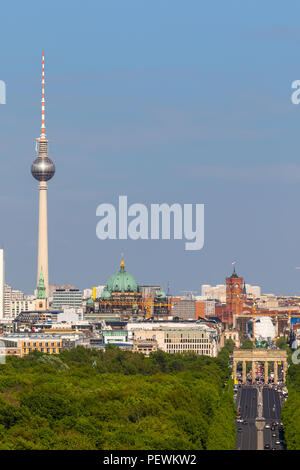 Vue sur Berlin avec c'est la tour de télévision et la porte de Brandebourg Berlin de la colonne de la victoire. Banque D'Images