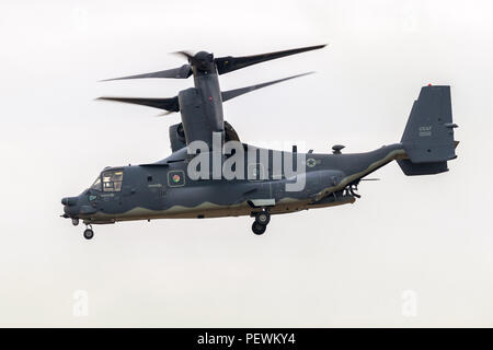 FAIRFORD, UK - Oct 13, 2018 : US Air Force annonce-22B Osprey aircraft de la 7re en vol au dessus de la base aérienne de la RAF Fairford. Banque D'Images