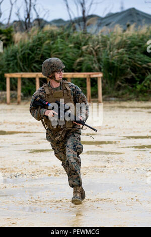 Un Marine U.S. Marine avec III Groupe siège tourne en tant que l'exercice d'incendie indirecte commence dans le cadre d'exercice de poste de commandement (XPC) 16 sur Okinawa, Japon, le 2 février 2016. CPX 16 est effectuée afin d'améliorer les capacités du MEF III dans les opérations de logistique et de renseignement, la planification de l'avenir, et la préparation au combat. (U.S. Marine Corps photo par MCIPAC le Caméra de combat. Damon A. Mclean/ libéré) Banque D'Images