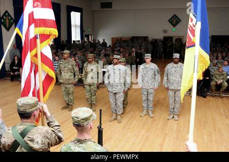 Le Sgt commande. Le Major Harold E. Dunn IV, sergent-major de commandement du 20e Commandement CBRNE, abandonne la responsabilité lors d'une cérémonie à Aberdeen Proving Ground, Md., le 4 février. Banque D'Images