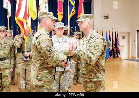 Le Sgt commande. Le Major Harold E. Dunn IV, sergent-major de commandement 20e Commandement CBRNE abandonne la responsabilité lors d'une cérémonie à Aberdeen Proving Ground, Md., le 4 février. Banque D'Images