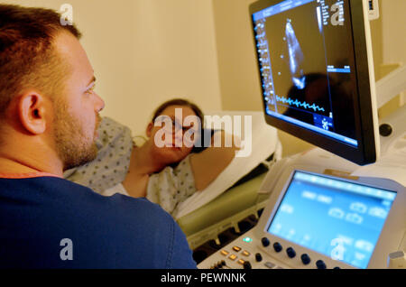 JACKSONVILLE, Floride (janv. 15, 2015) - Hôpital Corpsman 3 classe Joshua Knight, un technicien cardiovasculaire Hôpital naval à Jacksonville, procède à l'échocardiogramme sur l'Aviation Machiniste 4400 2e classe Sydney Longoria. La maladie cardiaque est la principale cause de décès chez les hommes et les femmes aux États-Unis, responsable d'un décès sur quatre chaque année. (U.S. Photo par Marine Jacob Sippel, Naval Hospital Jacksonville Affaires Publiques/relâché). Banque D'Images