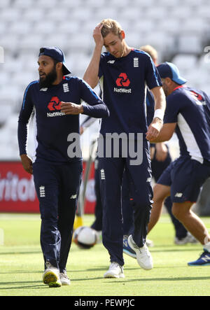 L'Angleterre Stuart Broad (droite) et Adil Rashid durant la session à filets, Nottingham Trent Bridge. Banque D'Images