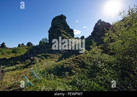 Formations de roche volcanique de lave de Dimmuborgir sur le lac Myvatn, l'Islande Banque D'Images