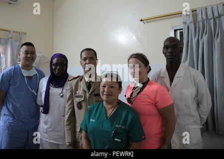 De gauche, le capitaine Charles un, le lieutenant Fatou Kine Dieng, le Colonel Eric Wilson, Le Major Gloria Bhoge, 1er lieutenant Alyson Ochs et le Sgt. Moumadou Diop posent pour une photo à l'Hôpital Militaire de Ouakam, Dakar, Sénégal, 27 janvier 2016. Un Bhoge, 1896-1982, et d'autres membres de la réserve de l'armée américaine sont en partenariat avec le sénégalais de la défense visant à mener une armée américaine Africa Medical Formation Préparation à l'exercice, de janvier 18-29. Cet exercice est le premier des nombreux prévus tout au long de l'année pour démontrer le solide partenariat aux États-Unis a avec ses partenaires africains. (U.S. Photo de l'armée par le capitaine Charles Un) Banque D'Images