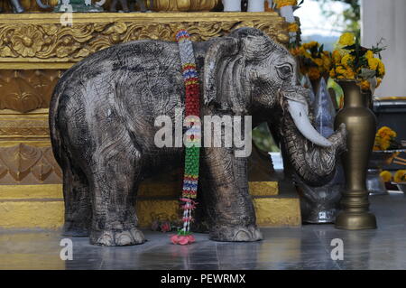 Statue de l'éléphant sacré dans un petit temple, Pha-Mo-E-Dang Cliff, Khao Phra Wihan National Park, province de Sisaket, Issan, Thaïlande. crédit : Kraig Lieb Banque D'Images