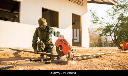 Un soldat thaïlandais avec 52e bataillon du génie, 1er Régiment Kings Guard, coupe des poutres en acier lors de la construction d'une salle de cours de l'interdiction Raj Bum Roong Middle School, à Lop Buri, Thaïlande, le 6 février 2016. Gold Cobra, dans sa 35e version, l'accent sur l'action civique, l'engagement communautaire et des activités médicales à l'appui des besoins et l'intérêt humanitaire des populations civiles de la région. (U.S. Marine Corps Combat Camera photo par le Cpl. Wesley Timm/libérés) Banque D'Images