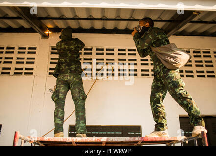 Une soudure avec la Royal Thai 52e bataillon du génie, 1er Régiment Kings Guard, soudures une traverse durant la construction à l'interdiction Raj Bum Roong Middle School, à Lop Buri, Thaïlande, au cours de l'exercice Gold Cobra, le 6 février 2016. Gold Cobra, dans sa 35e version, l'accent sur l'action civique, l'engagement communautaire et des activités médicales à l'appui des besoins et l'intérêt humanitaire des populations civiles de la région. (U.S. Marine Corps Combat Camera photo par le Cpl. Wesley Timm/libérés) Banque D'Images