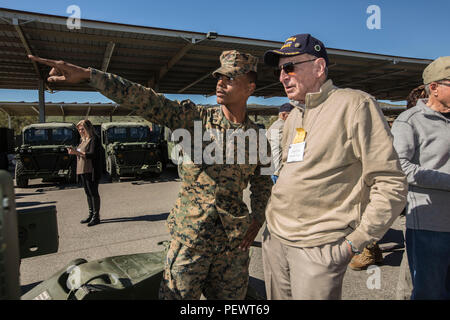 Corps des Marines des États-Unis Le Cpl. Ramon Torres, un cannoneer d'artillerie de l'Inde avec batterie, 1er Bataillon, 11e Régiment de Marines, 1 Division de marines, explique les capacités de l'OBUSIER M777A2 aux anciens combattants de la 1 Division de Marines à Camp Pendleton, Californie, le 3 février 2016. La 1 Division de marines célébrera le 75e anniversaire de sa fondation en organisant une cérémonie pour le service actif et vétéran des Marines et marins qui ont servi dans le Camp Pendleton, unité de combat au sol. (U.S. Marine Corps photo par Lance Cpl. Brandon Martinez/libérés) Banque D'Images