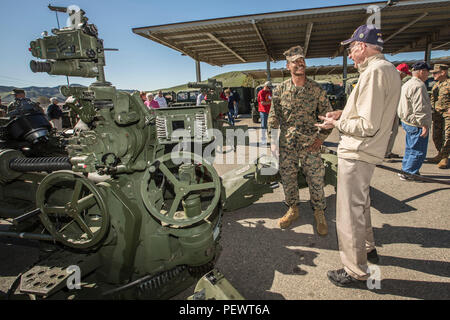 Corps des Marines des États-Unis Le Cpl. Ramon Torres, un cannoneer d'artillerie de l'Inde avec batterie, 1er Bataillon, 11e Régiment de Marines, 1 Division de marines, explique les capacités de l'OBUSIER M777A2 aux anciens combattants de la 1 Division de Marines à Camp Pendleton, Californie, le 3 février 2016. La 1 Division de marines célébrera le 75e anniversaire de sa fondation en organisant une cérémonie pour le service actif et vétéran des Marines et marins qui ont servi dans le Camp Pendleton, unité de combat au sol. (U.S. Marine Corps photo par Lance Cpl. Brandon Martinez/libérés) Banque D'Images