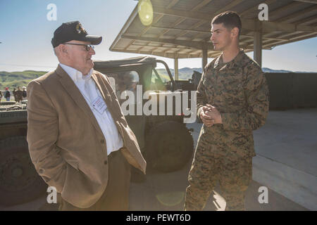 Le sergent du Corps des Marines des États-Unis. Christopher Semenske, un chef de section d'artillerie pour Fox Batterie, 2e Bataillon, 11e Régiment de Marines, 1 Division de marines, explique les capacités de l'interne aux anciens combattants de véhicule transportables 1 Division de Marines à Camp Pendleton, Californie, le 3 février 2016. La 1 Division de marines célébrera le 75e anniversaire de sa fondation en organisant une cérémonie pour le service actif et vétéran des Marines et marins qui ont servi dans le Camp Pendleton, unité de combat au sol. (U.S. Marine Corps photo par Lance Cpl. Brandon Martinez/libérés) Banque D'Images