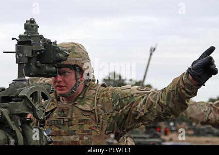 Le Sgt. Jonathan Hufstetler, un canon, membres de l'équipe d'artillerie, la Batterie C, 2e escadron de cavalerie effectue le contrôle de la mission d'incendie alors que la mise en place d'un M777 A2 avant l'obusier tracté incendie vie qualification tir tables, 9 février 2009, à Torun, Pologne. Dans le cadre d'une mission multiforme, C Batterie rapidement déployé de Vilseck, en Allemagne dans les 96 heures suivant la notification de leur exercice Dragoon de choc. Une fois à Torun, C Batterie mis en place sur la place de la ville pour une exposition statique de l'engagement communautaire, avant de procéder à l'artillerie. Cette certification sera admissible à l'unité de soutien live fire exe Banque D'Images