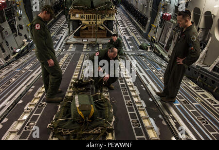 Une équipe d'arrimeurs du 517e Escadron de transport aérien, 3e Airlift Wing, Joint Base Elmendorf-Richardson, Alaska, inspecte les installations de parachute à bord d'un C-17 Globemaster III avant d'un largage pour appuyer des opérations à forfait semaine Pape Army Airfield, N.C., 5 février 2015. Grand Paquet Semaine est laisse jusqu'à l'accès Opérationnel Conjoint exercer 16-5 qui prépare l'armée et la Force aérienne pour les unités de crise mondiale et de contingence. (U.S. Photo de l'Armée de l'air par le sergent. Gregory Brook) Banque D'Images