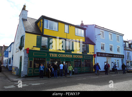 Le Corner House bar et d'hôtel dans le petit village de Tarbert sur le Loch Fyne, et l'Écosse. C'est un paradis pour la pêche et les bateaux de pêche. En outre, pour les bateaux et bien d'autres navires pour une journée de voile sur le superbe Loch Fyne. De nombreux bateaux peuvent être amarrés à Tarbert's bay. C'est un endroit très populaire qui attire de nombreux touristes et visiteurs chaque année. Banque D'Images