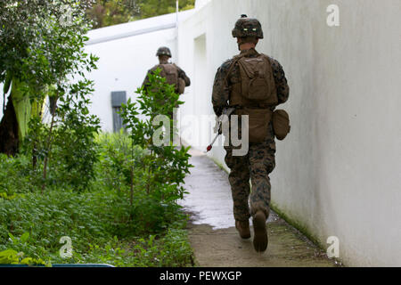 Les Marines américains avec 2e peloton de la compagnie Bravo, 1er Bataillon, 8e Régiment de Marines, outillage spécial Groupe Force-Crisis Response-Africa air-sol marin répondre à une protestation violente de l'exercice dans l'ambassade des États-Unis, Lisbonne, Portugal, le 9 février 2016. SPMAGTF-CR-AF effectue un exercice de renforcement de l'ambassade l'ambassade américaine à Lisbonne en coordination avec le Bureau régional de sécurité et les forces de sécurité du pays hôte en vue de renforcer la tâche essentielle de la mission et de la compétence d'établir des relations. (U.S. Marine Corps photo par le Sgt. Kassie L. McDole/libérés) Banque D'Images