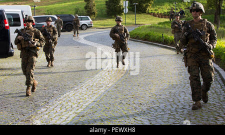 Les Marines américains avec 2e peloton de la compagnie Bravo, 1er Bataillon, 8e Régiment de Marines, outillage spécial Groupe Force-Crisis Response-Africa air-sol marin répondre à une protestation violente de l'exercice dans l'ambassade des États-Unis, Lisbonne, Portugal, le 9 février 2016. SPMAGTF-CR-AF effectue un exercice de renforcement de l'ambassade l'ambassade américaine à Lisbonne en coordination avec le Bureau régional de sécurité et les forces de sécurité du pays hôte en vue de renforcer la tâche essentielle de la mission et de la compétence d'établir des relations. (U.S. Marine Corps photo par le Sgt. Kassie L. McDole/libérés) Banque D'Images