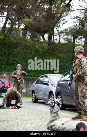 Les Marines américains avec 2e peloton de la compagnie Bravo, 1er Bataillon, 8e Régiment de Marines, outillage spécial Groupe Force-Crisis Response-Africa air-sol marin à l'arrestation d'un suspect lors de simulation d'un tireur actif de l'exercice dans l'ambassade des États-Unis, Lisbonne, Portugal, le 9 février 2016. SPMAGTF-CR-AF effectue un exercice de renforcement de l'ambassade l'ambassade américaine à Lisbonne en coordination avec le Bureau régional de sécurité et les forces de sécurité du pays hôte en vue de renforcer la tâche essentielle de la mission et de la compétence d'établir des relations. (U.S. Marine Corps photo par le Sgt. Kassie L. McDole/libérés) Banque D'Images