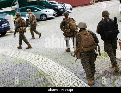 Les Marines américains avec 2e peloton de la compagnie Bravo, 1er Bataillon, 8e Régiment de Marines, outillage spécial Groupe Force-Crisis Response-Africa air-sol marin cherche une zone pour faux blessés au cours d'un exercice de tir à l'ambassade des États-Unis, Lisbonne, Portugal, le 9 février 2016. SPMAGTF-CR-AF effectue un exercice de renforcement de l'ambassade l'ambassade américaine à Lisbonne en coordination avec le Bureau régional de sécurité et les forces de sécurité du pays hôte en vue de renforcer la tâche essentielle de la mission et de la compétence d'établir des relations. (U.S. Marine Corps photo par le Sgt. Kassie L. McDole/libérés) Banque D'Images