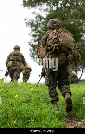 Les Marines américains avec 2e peloton de la compagnie Bravo, 1er Bataillon, 8e Régiment de Marines, outillage spécial Groupe Force-Crisis Response-Africa air-sol marin cherche une zone pour faux blessés au cours d'un exercice de tir à l'ambassade des États-Unis, Lisbonne, Portugal, le 9 février 2016. SPMAGTF-CR-AF effectue un exercice de renforcement de l'ambassade l'ambassade américaine à Lisbonne en coordination avec le Bureau régional de sécurité et les forces de sécurité du pays hôte en vue de renforcer la tâche essentielle de la mission et de la compétence d'établir des relations. (U.S. Marine Corps photo par le Sgt. Kassie L. McDole/libérés) Banque D'Images