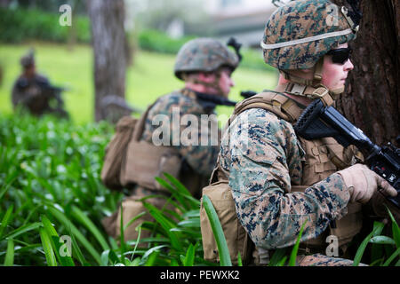 Les Marines américains avec 2e peloton de la compagnie Bravo, 1er Bataillon, 8e Régiment de Marines, outillage spécial air-sol marin Force-Crisis Response-Africa la tâche d'assurer la sécurité au cours d'un exercice d'attaque complexe à l'ambassade des États-Unis, Lisbonne, Portugal, le 9 février 2016. SPMAGTF-CR-AF effectue un exercice de renforcement de l'ambassade l'ambassade américaine à Lisbonne en coordination avec le Bureau régional de sécurité et les forces de sécurité du pays hôte en vue de renforcer la tâche essentielle de la mission et de la compétence d'établir des relations. (U.S. Marine Corps photo par le Sgt. Kassie L. McDole/libérés) Banque D'Images