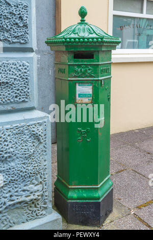 Post box irlandais en fonte peinte en vert. Banque D'Images