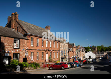 UK, Cumbria, Eden Valley, Appleby, Boroughgate, La Maison Rouge et les maisons historiques qui mènent à la salle sans objet Banque D'Images