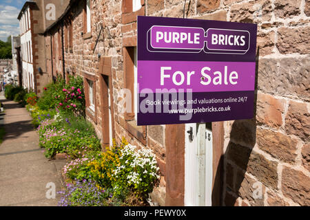 UK, Cumbria, Eden Valley, Appleby, Boroughgate, maison à vendre avec briques pourpres agent en ligne Banque D'Images