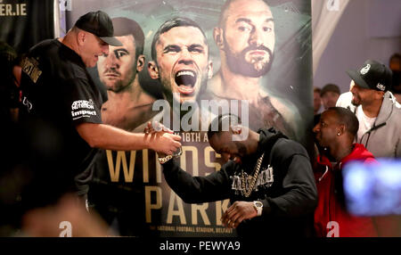 John Fury (à gauche) et de Deontay Wilder (à droite) au cours de la pesée à l'Europa Hotel, Belfast. Banque D'Images