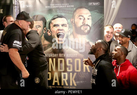 John Fury (à gauche) et de Deontay Wilder (à droite) au cours de la pesée à l'Europa Hotel, Belfast. Banque D'Images