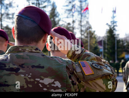 Avec les parachutistes 173e Brigade aéroportée présente les armes, pendant la lecture de l'hymne national américain le 12 février 2016, au cours de la cérémonie de remise des diplômes de la première rotation de Fearless Guardian II au maintien de la paix et la sécurité internationale Centre près de l'Ukraine, l'viv. La deuxième phase du gardien intrépide sera composée de cinq bataillons de la formation des soldats de l'armée ukrainienne et un bataillon des forces spéciales dans le cadre du groupe multinational interarmées de l'Ukraine. (Photo de Sarah Tate, JMTC Affaires publiques) Banque D'Images