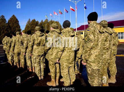 Les soldats avec les Forces terrestres ukrainiennes en formation stand 12 février 2016, au cours de la cérémonie de remise des diplômes de la première rotation de Fearless Guardian II au maintien de la paix et la sécurité internationale Centre près de l'Ukraine, l'viv. La deuxième phase du gardien intrépide sera composée de cinq bataillons de la formation des soldats de l'armée ukrainienne et un bataillon des forces spéciales dans le cadre du groupe multinational interarmées de l'Ukraine. (Photo de Sarah Tate, JMTC Affaires publiques) Banque D'Images