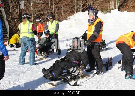 Marcus Brumbaugh, un mécanicien au Nashville électrique permet de district les skieurs lors de la 35e Mobilité Sports USA Adaptive Apprendre à skier clinique de l'événement qui a eu lieu le 19 janvier 2016, à l'Beech Mountain Resort dans la région de Beech Mountain, N.C. Depuis 1981, le programme sportif adapté offre une réduction du risque et très favorables des cours de ski pour adultes et enfants avec un large éventail de handicaps. (Photo par Photo USACE) Banque D'Images