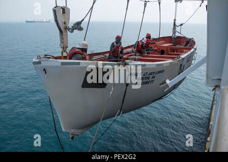 160213-N-OU129-037 GOLFE DE THAÏLANDE (fév. 13, 2016) Marins civils USNS 1LT Jack Lummus (T-AK 3011) reçoivent une formation sur les techniques appropriées pour le déploiement d'une embarcation pendant un exercice d'abandon du navire tandis que l'ancre dans le golfe de Thaïlande Feb 13. Lummus est un commandement maritime transport maritime militaire Force de prépositionnement des navires Cobra Exercice 2016 d'or. (U.S. Photo par marine Spécialiste de la communication de masse 3 classe Joshua Fulton/libérés) Banque D'Images