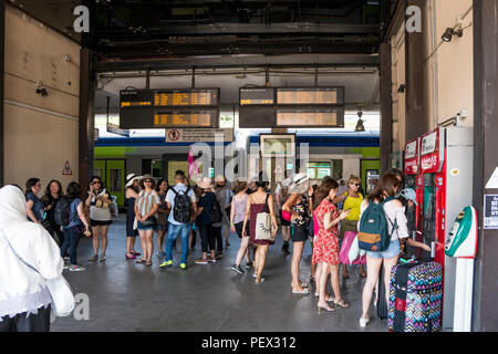 Les touristes d'acheter des billets de train ticket machines dans la gare, La Spezia, ligurie, italie Banque D'Images