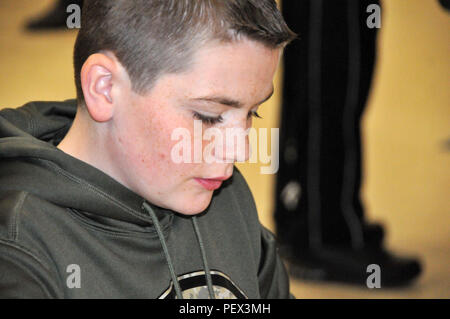 Un étudiant de 12 ans a participé à la fabrication de bougies pendant l'opération Love Letters au Maj. John P. Pryor Army Reserve Center, joint base McGuire-dix-Lakehurst, New Jersey, le 13 février 2016. L’événement, organisé par le 99e Commandement de soutien régional de la réserve de l’Armée de terre, a honoré les soldats tombés au combat par des messages de souvenir, d’artisanat et d’engagement. L'opération Love Letters promeut le patriotisme, le soutien communautaire, les liens familiaux militaires et la reconnaissance des sacrifices au sein de la réserve de l'armée américaine. Banque D'Images