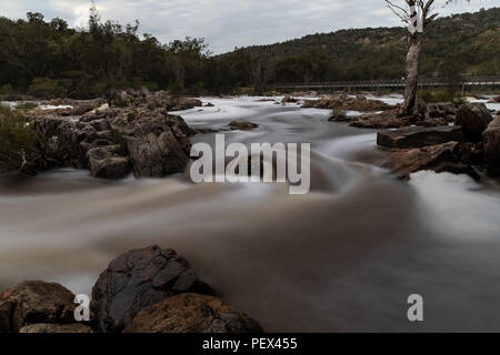 Une longue exposition de la sonnerie rapids qui coule dans l'ouest de l'Australie Perth Banque D'Images