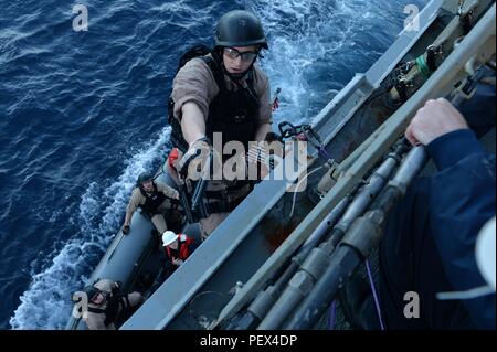 160215-N-XT273-803 MER MÉDITERRANÉE (fév. 15, 2016) Les marins à bord de l'USS Ross (DDG 71) conduite visite, conseil, recherche et la saisie de la formation dans la mer Méditerranée le 15 février 2016. Ross, une classe Arleigh Burke destroyer lance-missiles déployés avant, à Rota, Espagne, effectue une patrouille de routine dans le domaine de la flotte des États-Unis 6e des opérations à l'appui des intérêts de sécurité nationale des États-Unis en Europe. (U.S. Photo par marine Spécialiste de la communication de masse 2e classe Justin Stumberg/libérés) Banque D'Images