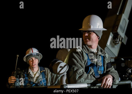 Le s.. Mark Rippy, technicien spécialiste de l'hydraulique de la réserve aérienne, 315e Escadron de maintenance, en collaboration avec le 437e MXS et Senior Airman Skyler Ayers, chef d'équipe travaillant dans la réparation et la remise en état d'utiliser vol un ascenseur pour atteindre et dépanner une défaillance du système de contrôle de vol qui a été isolé à l'arrière des modules de contrôle de vol intégrée de l'élévateur, ce qui provoque une situation dangereuse sur le C-17 Globemaster III cargo) sur l'aire d'une base commune à Charleston, S.C. Les Aviateurs confèrent à la meilleure façon de traiter avec un boulon de blocage qui entrave leur progression. (U.S. Air Force Banque D'Images