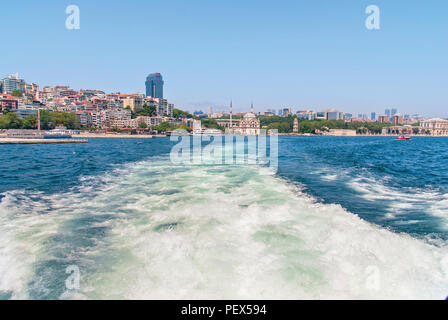 Le Palais de Dolmabahce vue du détroit du Bosphore à Istanbul en Turquie du traversier sur une journée ensoleillée Banque D'Images