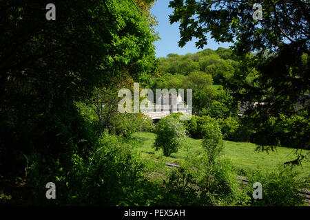 Wingfield près de Bath vue à travers les arbres du canal de Kennet et Avon Banque D'Images