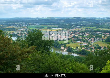 Vue sur la vallée de la rivière du Lot du point de vue sur la colline de la ville médiévale de Penne d'Agenaise, Lot-et-Garonne, France. Banque D'Images