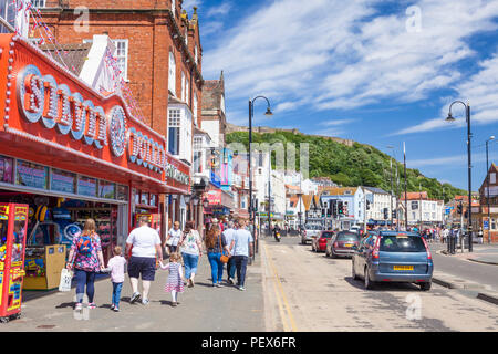 Les vacanciers sur estran rd à Scarborough beach south bay beach North Yorkshire yorkshire uk SCARBOROUGH Scarborough angleterre uk go europe Banque D'Images