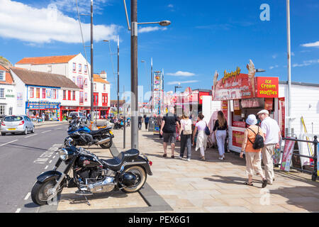 Les vacanciers sur sandside à Scarborough beach south bay beach North Yorkshire yorkshire uk SCARBOROUGH Scarborough angleterre uk go europe Banque D'Images